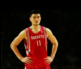 开云体育在线-欧文末节19分撕裂费城防线，当质疑声化为冰雨，他选择翩翩起舞